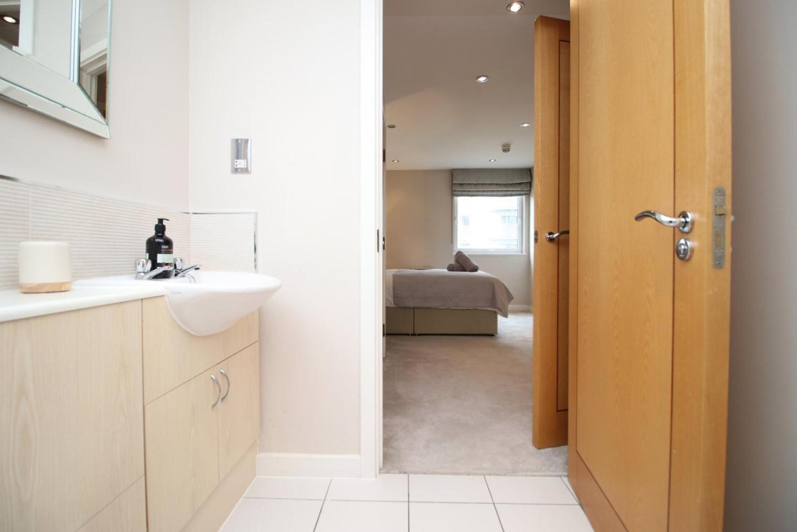 Perfect Getaway In Cardiff Marina Apartment ภายนอก รูปภาพ