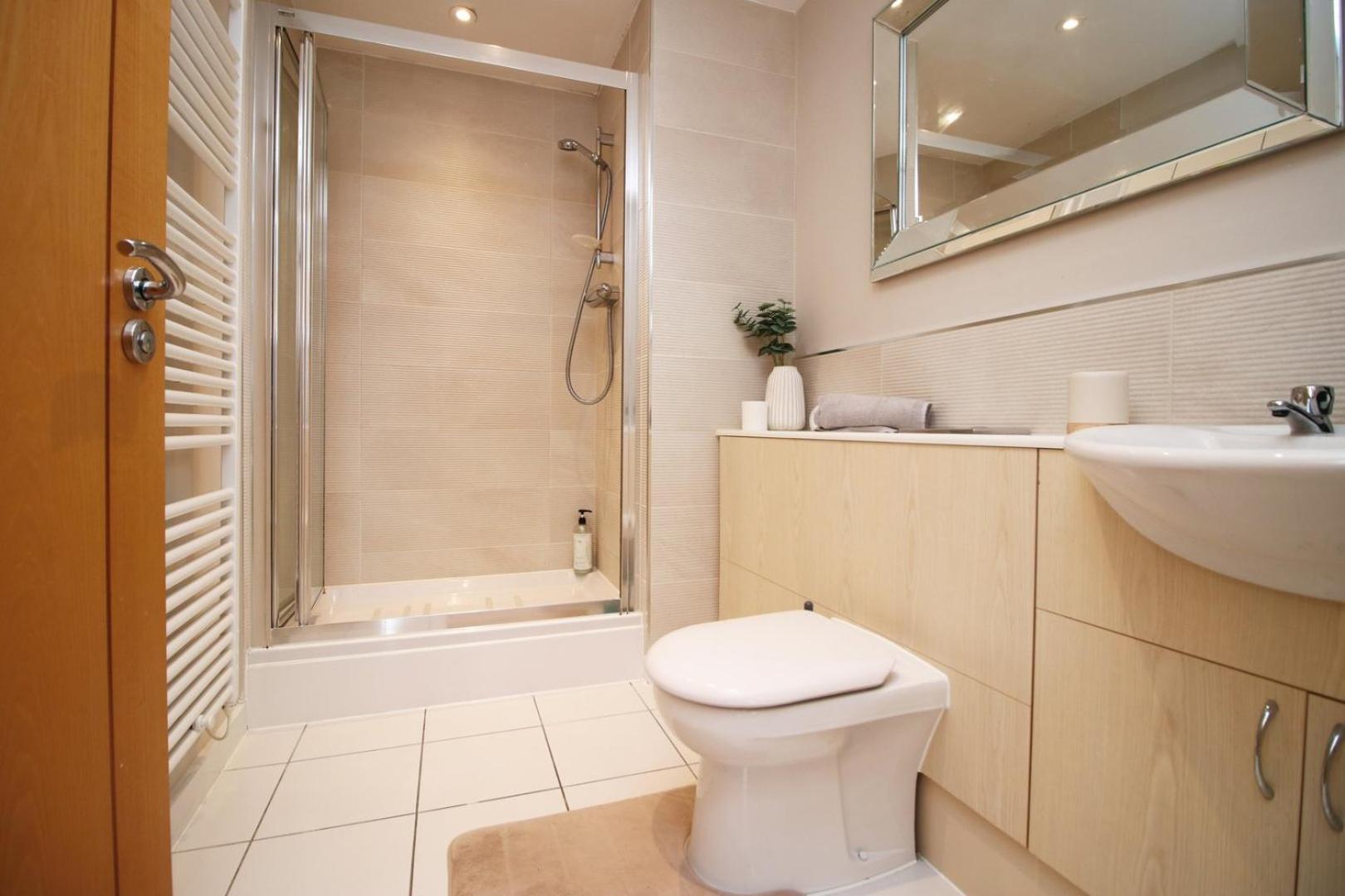 Perfect Getaway In Cardiff Marina Apartment ภายนอก รูปภาพ
